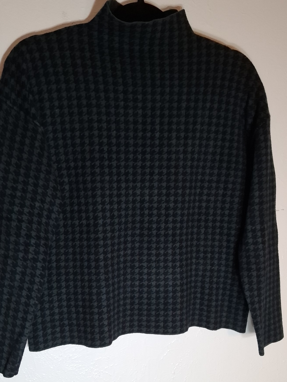 Tahari Dark Green and Black Houndstooth Mock Neck Sweater